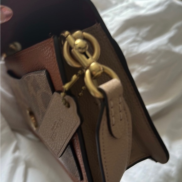 Coach crossbody adjustable straps perfect bag for fall season. Brand new - Picture 5 of 7